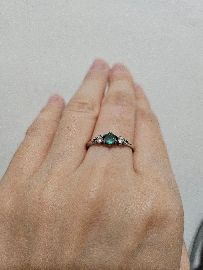 Emerald ring (Category: Rings) located in Singapore. Submitted by shiro9090 (Listing ID 1380258015, Image 1). Description: free size.