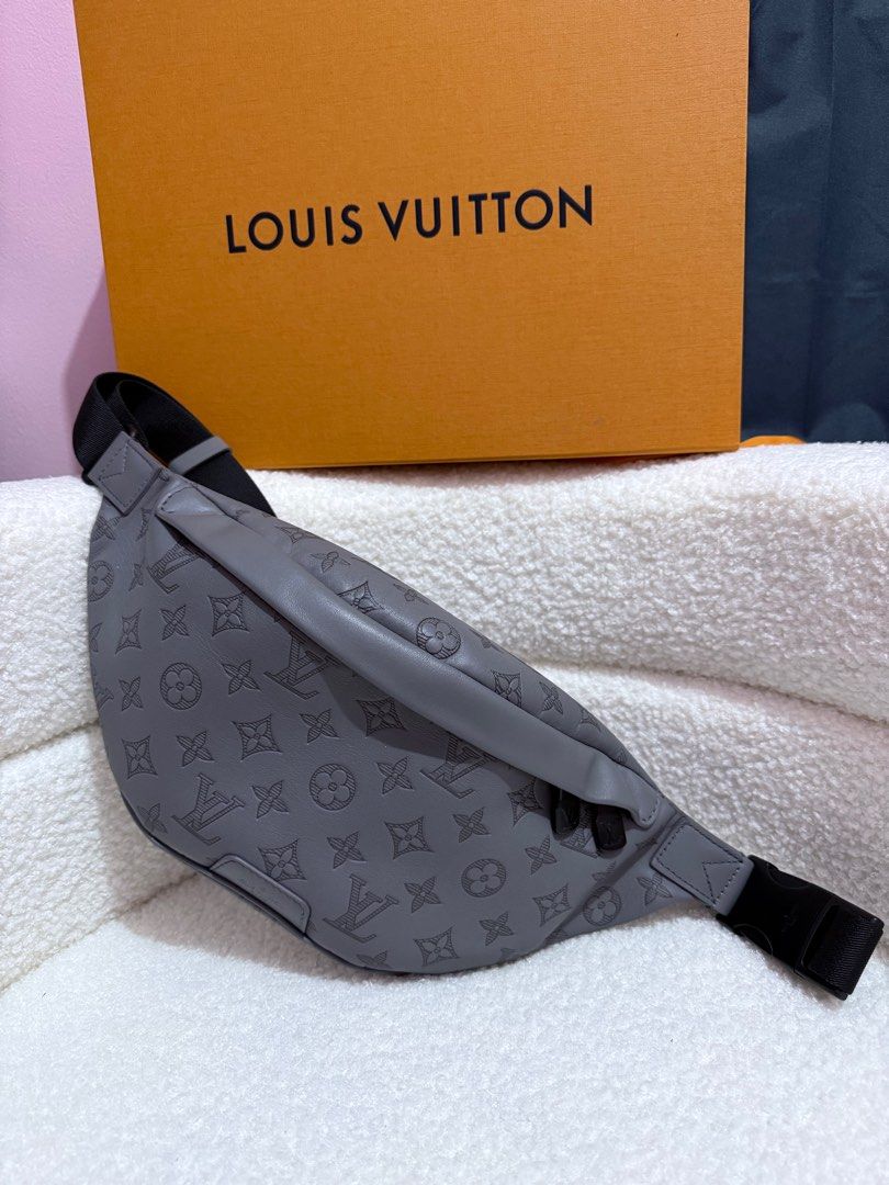 Guaranteed authentic LV discovery bumbag (Category: Luxury Bags & Wallets) located in Naga. Submitted by akimadison.ph (Listing ID 1380107646, Image 1). Description: Comes with box.