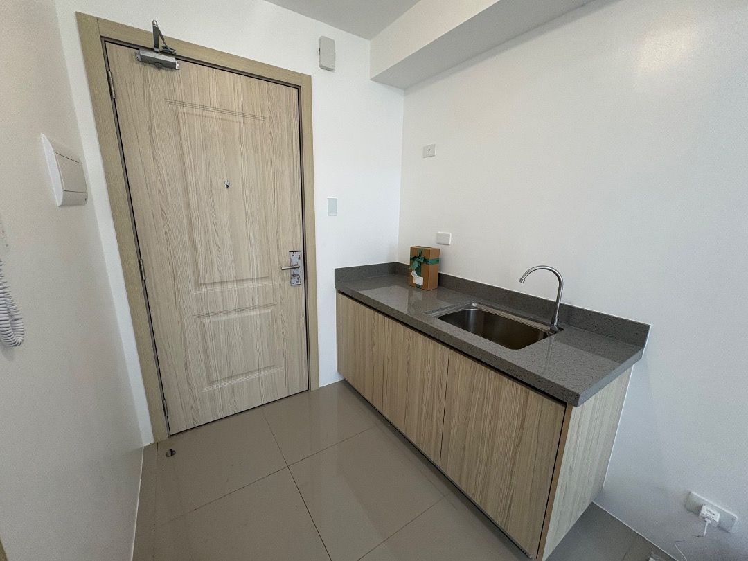 Harbour Park Residences Mandaluyong (Category: Apartments & Condos) located in Manila. Submitted by joancorte66541 (Listing ID 1380237321, Image 3). Description: 1 Bedroom with Balcony facing the Makati skyline Sunset view over the Pasig river Tower 2 DIRECT OWNER Pet-friendly Amenities: Bar, Open lounge, Swimming pool with jacuzzi, Playground, Day care, Open theatre, Garden, and Function room Near Mandaluyong-Makati Bridge and Mandaluyong City H