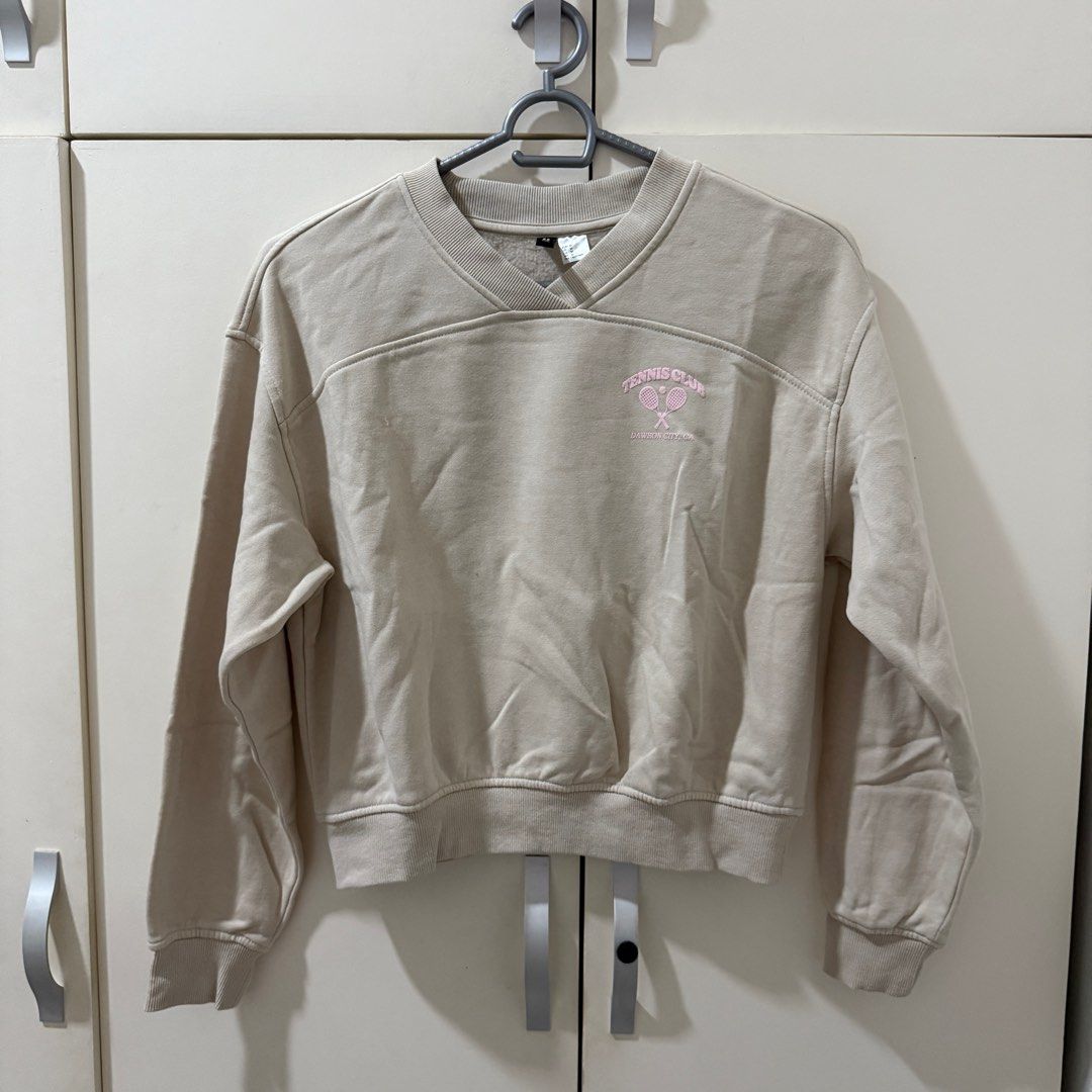 H&M sweatshirt semi-crop (Category: Longsleeves) located in Cabanatuan. Submitted by geleen.declutter (Listing ID 1380116408, Image 1). Description: Can do discounts for 3 items and up.