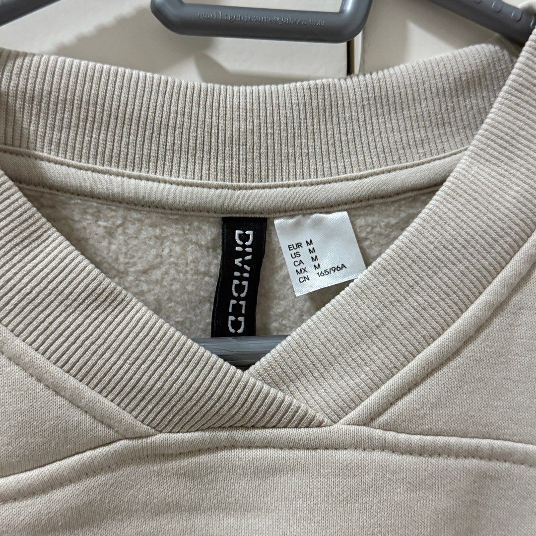 H&M sweatshirt semi-crop (Category: Longsleeves) located in Cabanatuan. Submitted by geleen.declutter (Listing ID 1380116408, Image 2). Description: Can do discounts for 3 items and up.