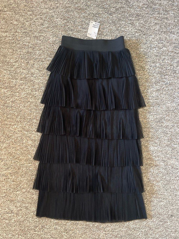 H&M Skirt (Category: Women's Clothes) located in Liverpool. Submitted by amraluckett (Listing ID 1380160815, Image 1). Description: H&M Skirt New with Tags high waist Size Aus 6.