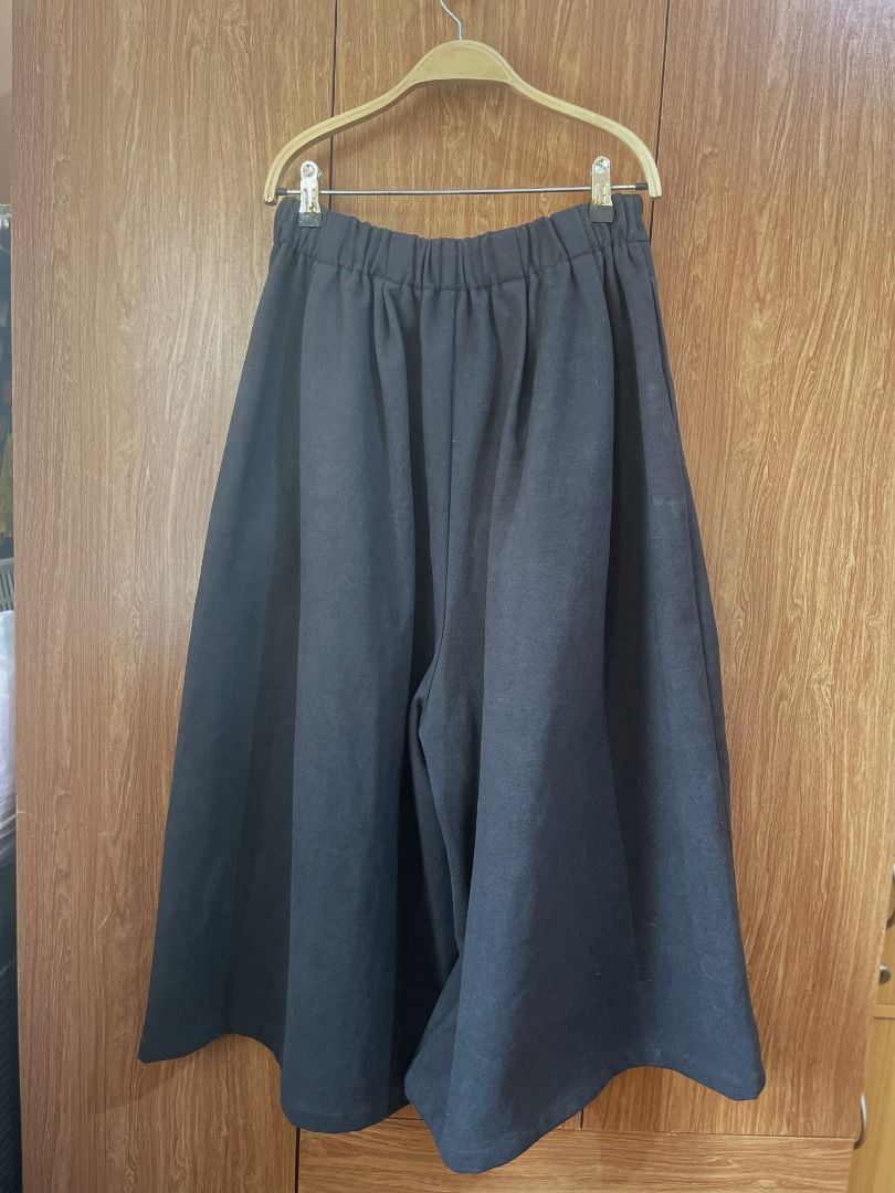 Hq garterized cullotes (Category: Other Bottoms) located in Las Pinas. Submitted by sameoldkid (Listing ID 1380151528, Image 2). Description: Thick fabric pants Waist: 27-36in Length: 32in Color: Dark navy Shipping from Las Pinas; shouldered by buyer.