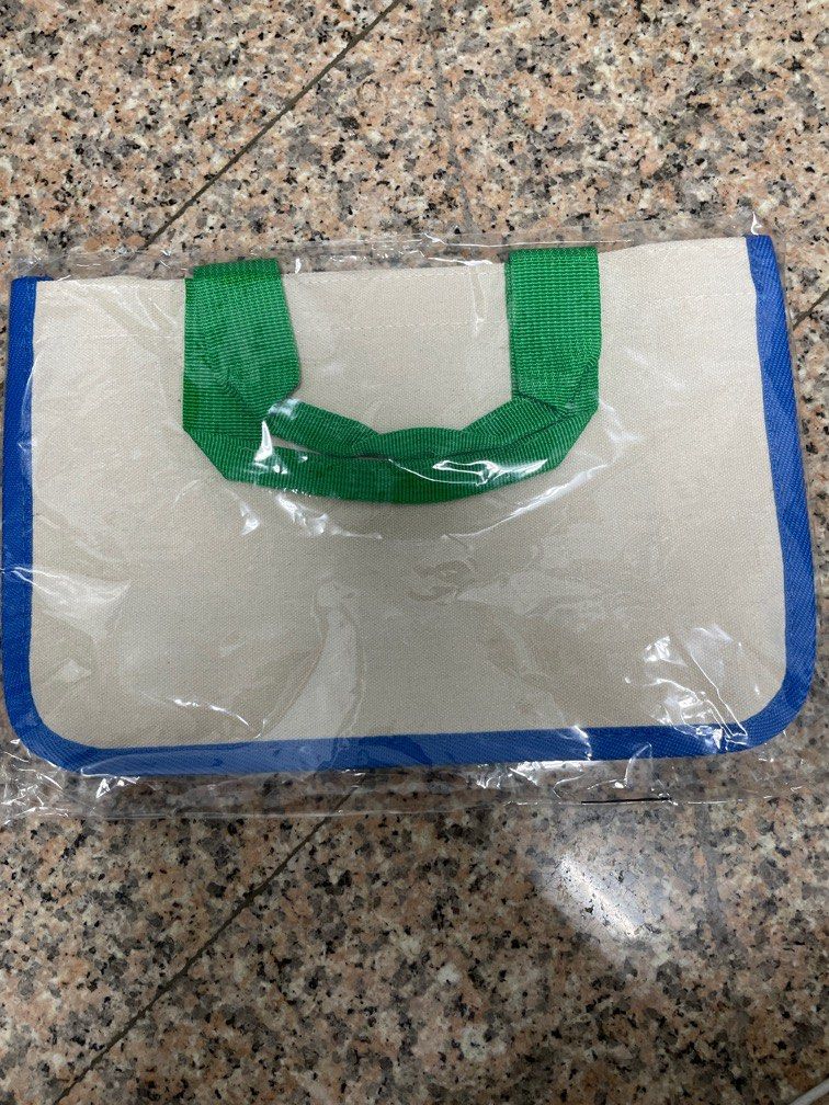 由 x353823032414 (刊登 ID 1380246692，圖片 2) 提交，位於 高雄市 (Kaohsiung) 的 Innisfree撞色帆布袋 (類別：收納箱及袋)，說明：。
