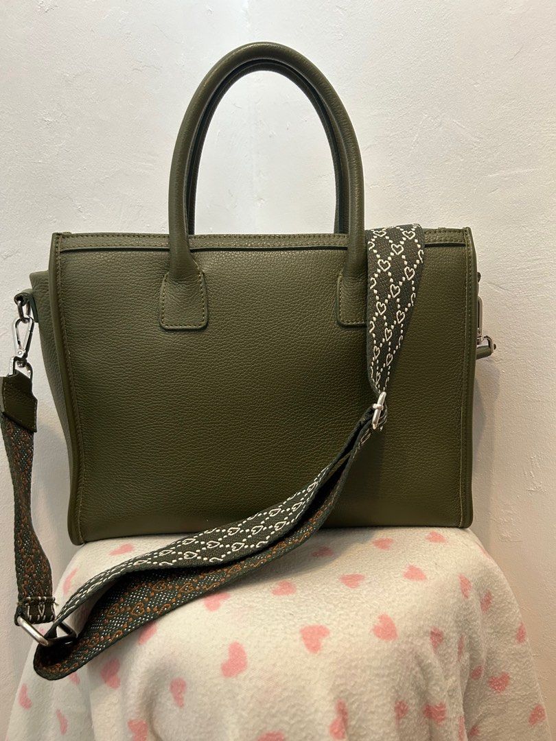 Italian leather laptop bag (Category: Luxury Bags & Wallets) located in Muntinlupa City. Submitted by Izza_MD (Listing ID 1380208083, Image 3). Description: Pure italian leather office bag. It comes with shoulder strap. Bag can fit a macbook. A very nice bag and useful. Price: Php 2900 RFS: shifted to desktop. .