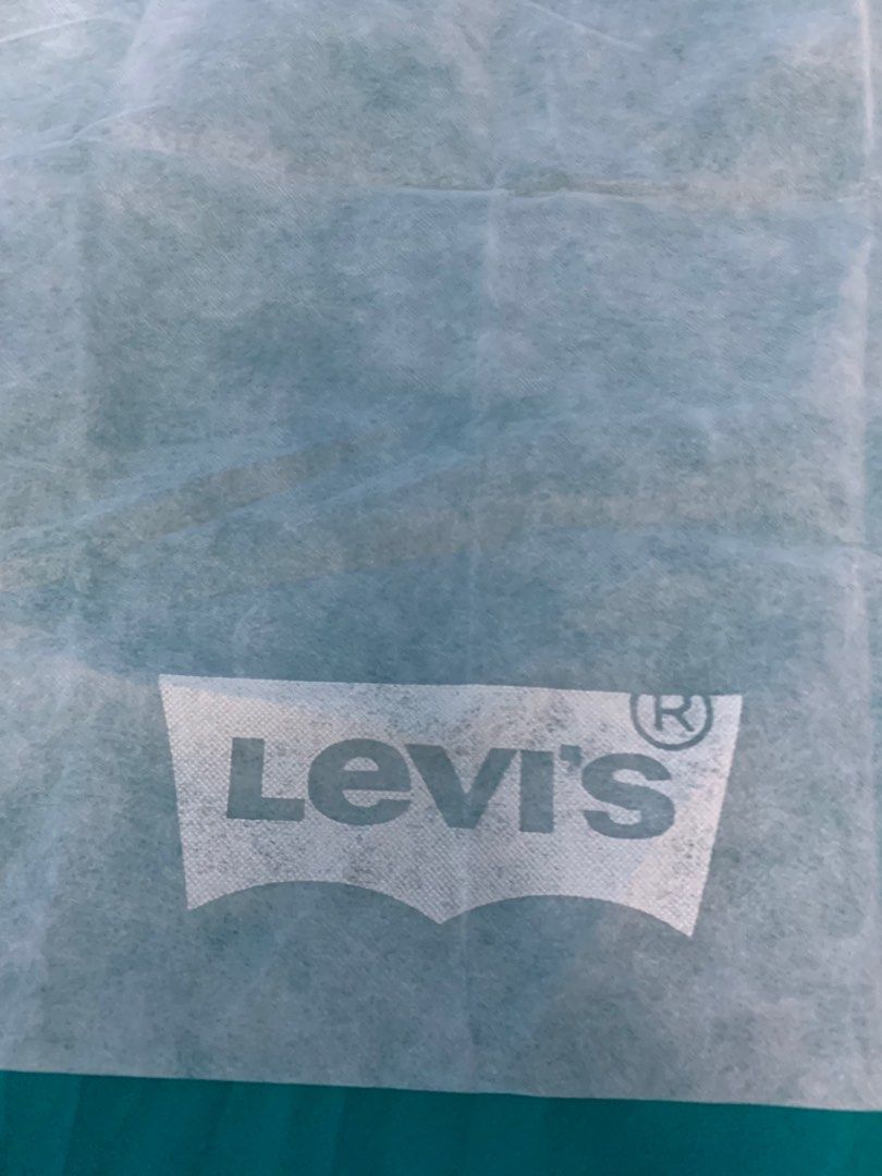 由 misharee (刊登 ID 1380283643，圖片 2) 提交，位於 台北市 (Taipei) 的 Levis 防塵袋 薄款 (類別：收納箱及袋)，說明：約49*60 用不到便宜出售 有買賣場東西可免費贈送 。