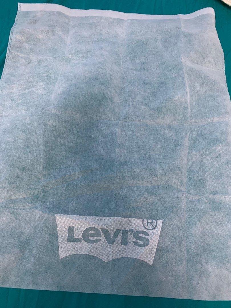 由 misharee (刊登 ID 1380283643，圖片 1) 提交，位於 台北市 (Taipei) 的 Levis 防塵袋 薄款 (類別：收納箱及袋)，說明：約49*60 用不到便宜出售 有買賣場東西可免費贈送 。