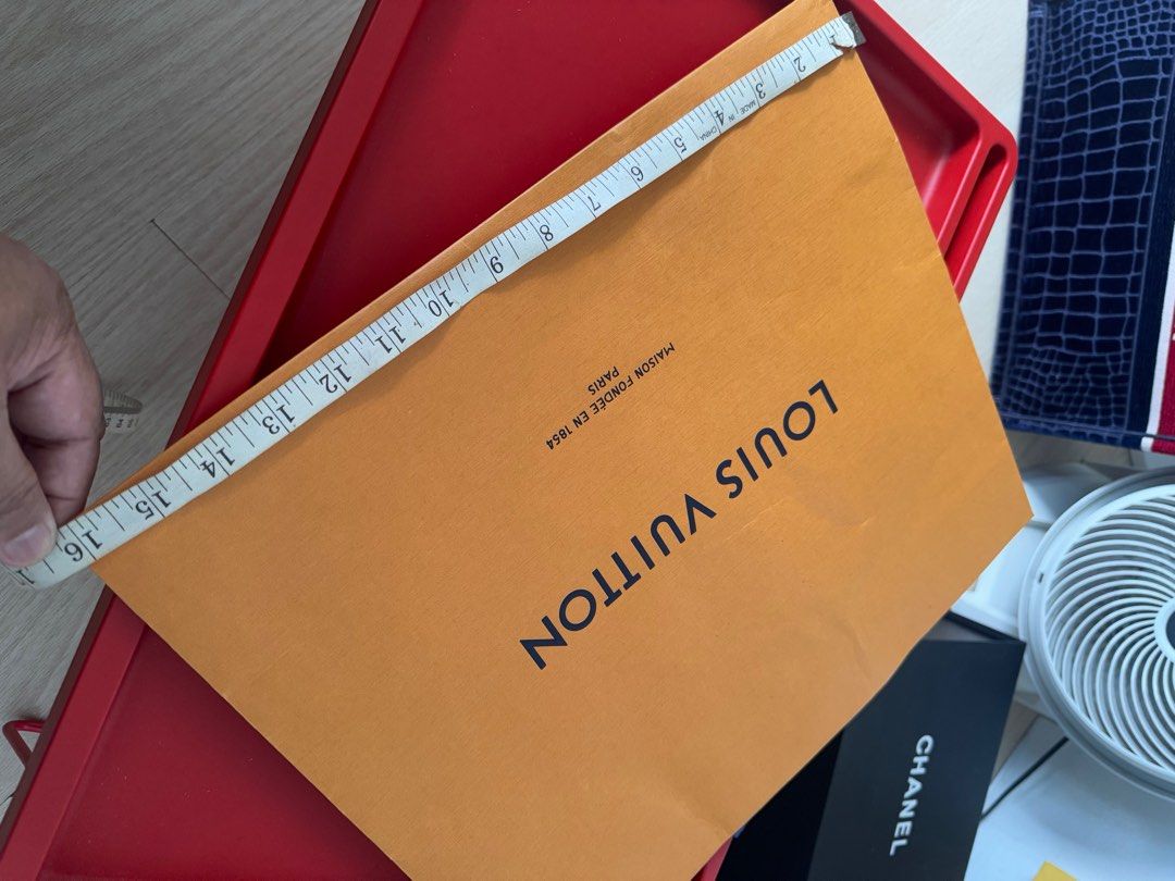 Louis Vuitton paperbag (Category: Tote Bags) located in Quezon City. Submitted by raphael1986 (Listing ID 1380135913, Image 2). Description: Money back if proven fake ( shipping shouldered by the buyer I’m from qc) .