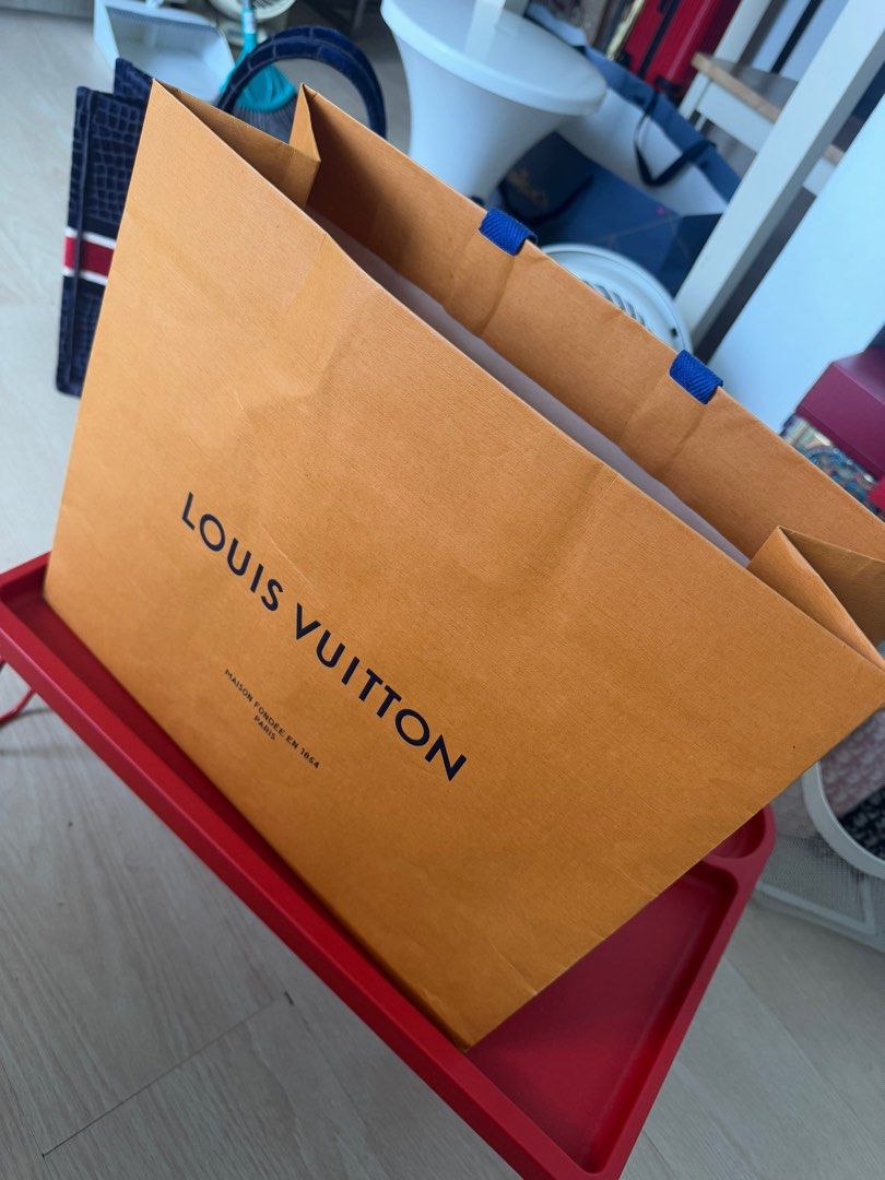 Louis Vuitton paperbag (Category: Tote Bags) located in Quezon City. Submitted by raphael1986 (Listing ID 1380135913, Image 3). Description: Money back if proven fake ( shipping shouldered by the buyer I’m from qc) .