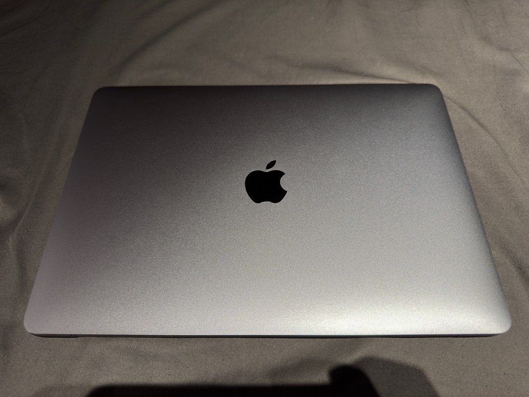 由 kehogken (刊登 ID 1380112087，圖片 3) 提交，位於 台北市 (Taipei) 的 MacBook Pro 2018 A1989 8G/256G 全新電池 (類別：桌上電腦或筆記型電腦)，說明：商品狀況如圖，外觀約8.5成新以上，有正常使用痕跡，此機器螢幕亮度較低，其他功能正常無問題，剛換全新電池🔋循環30蓄電正常 請注意，此機器螢幕亮度較低，特價出售 螢 幕：13吋 處理器：2.3ghz 4核心 i5 記憶體：8GB 硬 碟：256GB SSD 顯示介面：intel graphics 光碟機：無 作業系統：sequoia （硬碟、記憶體、系統、程式都有提供客製化服務，歡迎詢問） 台北可面交驗貨，有任何問題歡迎聊聊詢問。