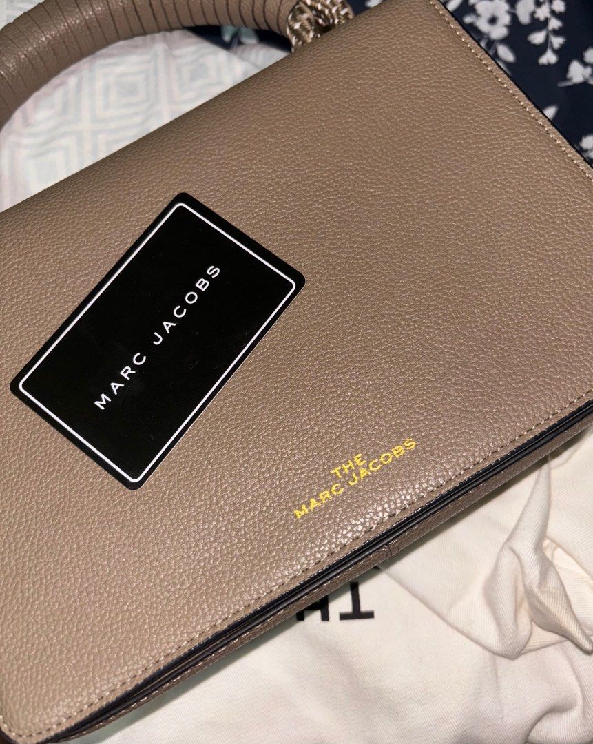 Marc Jacobs J Link Leather Shoulder Bag (Category: Luxury Bags & Wallets) located in Manila. Submitted by nikashoppe (Listing ID 1380269987, Image 2). Description: Marc Jacobs The J Link Shoulder Bag - comes with card - only used twice - in good condition - rfs: decluttering .