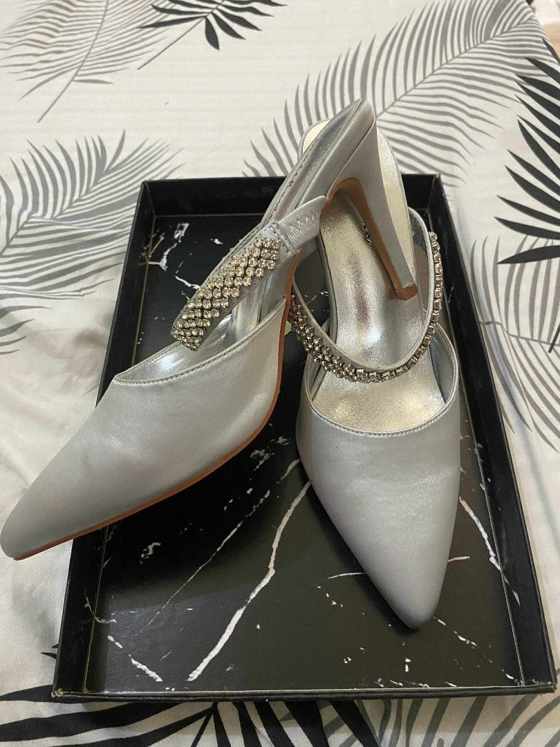 Matthew Bridal Heels (Category: Heels) located in Camalig. Submitted by houseofdeclutter (Listing ID 1380186319, Image 3). Description: 24cm. 10/10 condition. Used only during the ceremony. remove the sole plastic protection so it's good as new..