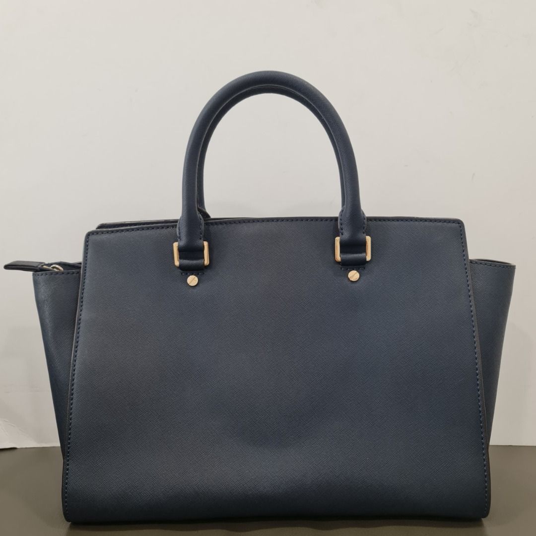 MICHAEL KORS SELMA NAVY SAFFIANO LEATHER SATCHEL BAG GHW (Category: Bags & Wallets) located in Kuala Lumpur. Submitted by larueonlinestore (Listing ID 1380116822, Image 3). Description: LAR-3999-MK (Pre-owned) Brand - MICHAEL KORS Model - SELMA Size - 33CM Color - NAVY Material - SAFFIANO LEATHER & GHW Accessories - DUST COVER, STRAP Condition - USED Visit our store to view the actual product P-1-17 Plaza Damas, Jalan Sri Hartamas 1, 50480 Kuala 