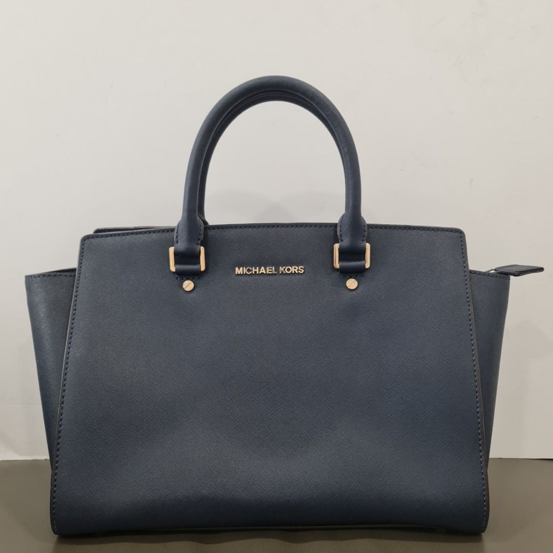 MICHAEL KORS SELMA NAVY SAFFIANO LEATHER SATCHEL BAG GHW (Category: Bags & Wallets) located in Kuala Lumpur. Submitted by larueonlinestore (Listing ID 1380116822, Image 2). Description: LAR-3999-MK (Pre-owned) Brand - MICHAEL KORS Model - SELMA Size - 33CM Color - NAVY Material - SAFFIANO LEATHER & GHW Accessories - DUST COVER, STRAP Condition - USED Visit our store to view the actual product P-1-17 Plaza Damas, Jalan Sri Hartamas 1, 50480 Kuala 