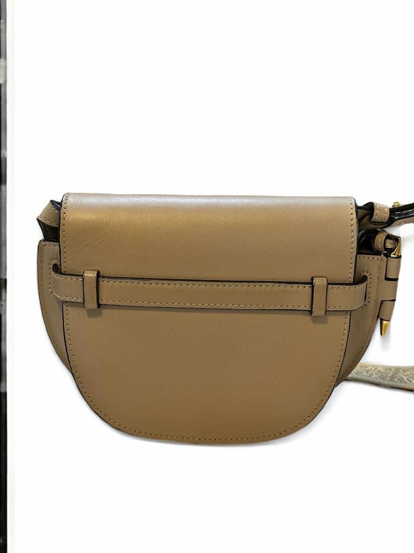 Mini gate dual Sand (Category: Luxury Bags & Wallets) located in Quezon City. Submitted by hellopatchi (Listing ID 1380160531, Image 2). Description: Loewe mini gate dual Sand Fits iphone pro max used condition Inclusion: provided dusbag .