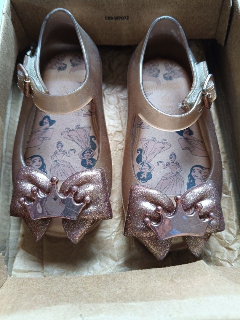 Mini Melissa (Kategori: Orang Tua, Bayi & Anak - Lainnya) berada di Tangerang. Dikirim oleh vianaphing (ID iklan 1380144472, Gambar 1). Deskripsi: minus gambar garis merah ya ujungnya tapi kalau yg lain mulus dan wangi ORI bukan kW atau grade gradetan!!!.