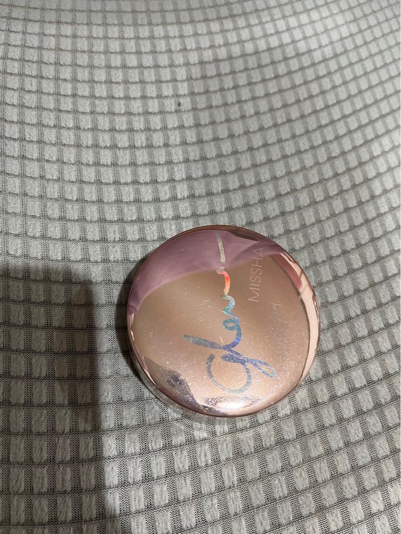 Missha Glow Cushion (Category: Makeup) located in San Pablo. Submitted by prel0vedbyi4__ (Listing ID 1380289432, Image 1). Description: shade for Fair-Cool undertone rfs: not my shade, only tried once. .
