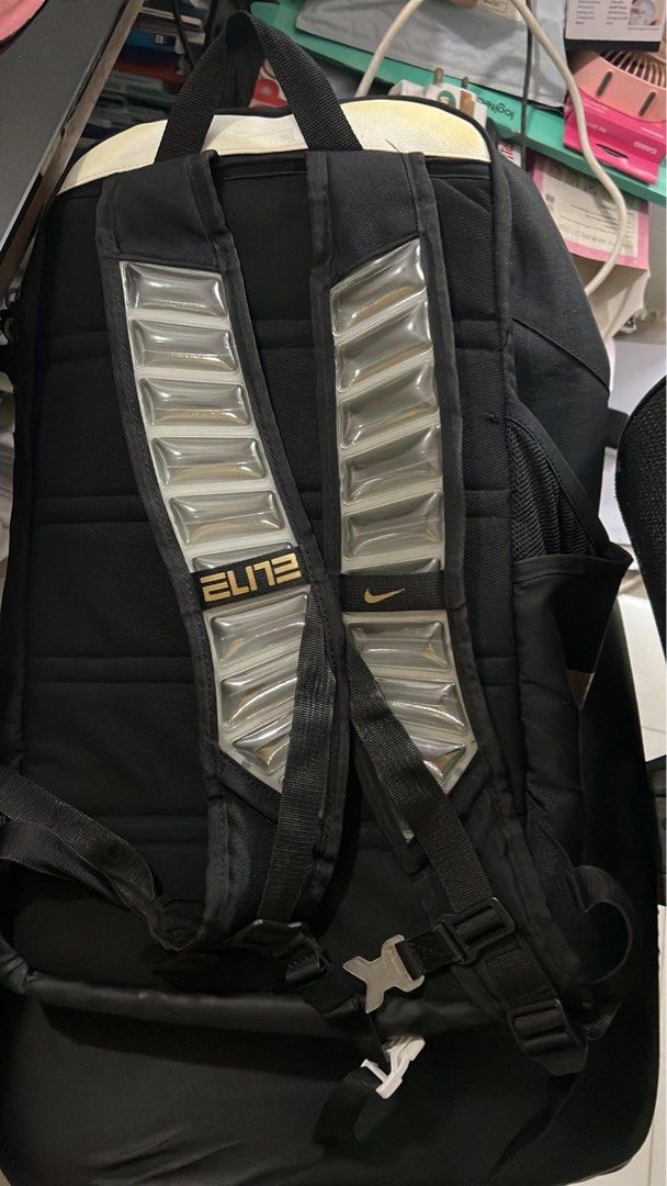 Nike Elite Backpack gen 1 black and gold (Category: Backpacks) located in Singapore. Submitted by conquestlogic (Listing ID 1380254069, Image 2). Description: Gen 1 nike elite bag 100% Authentic Wtt/wts Only have 6 original zippers Rare bag .