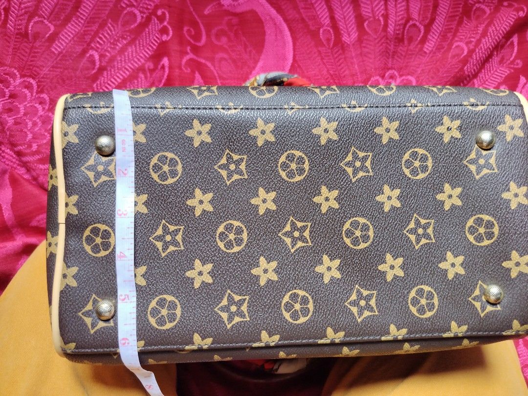 Original How r u doctors bag (Category: Cross-body Bags) located in Estancia. Submitted by mapzie (Listing ID 1380162057, Image 3). Description: in very good condition free twilly see detailed photos rfs: hindi ko na magagamit j&t sf: 120php negotiable.