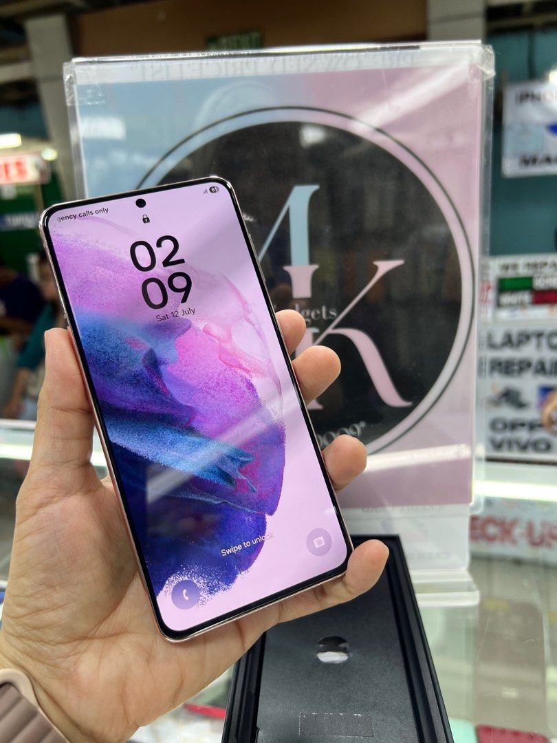 Preloved Samsung S21 5G (Category: Samsung) located in Pasig City. Submitted by abrodin19823279 (Listing ID 1380163454, Image 2). Description: NTC approved 256GB/ 8GB Ram ✅ No scratches ✅ No Dent 💯% smoothness ✅ No Amoled Burn ✅ No LCD issue ✅ No history of repair Openline dual Sim Comes With same serial Box faster Charging Adapter and Cable. More Freebies screen Protector and Clear Case.😊 .