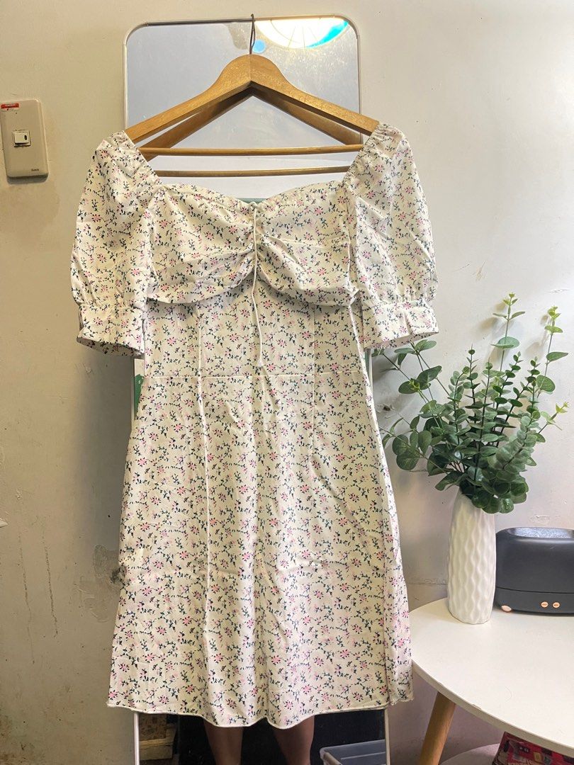 Puff White Dress (Category: Dresses) located in Manila. Submitted by lovedaleee (Listing ID 1380115363, Image 2). Description: .