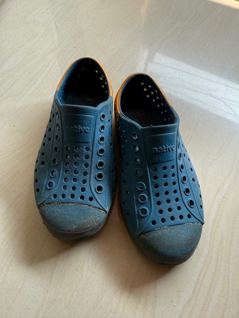 Sepatu anak merk native (Kategori: 4 hingga 7 tahun) berada di Jakarta Utara. Dikirim oleh preloved.withlaf (ID iklan 1380173936, Gambar 1). Deskripsi: .