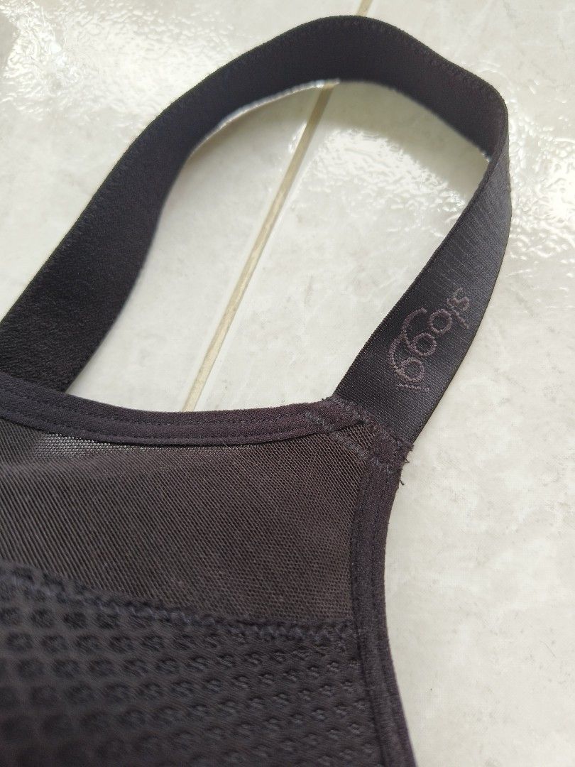 Sloggi Basic spoty bra (Category: Activewear) located in Kuala Lumpur. Submitted by mrsboi (Listing ID 1380113747, Image 3). Description: size 80A as is front zip puller broken when unzip for posting pic 😔😆 will replace by zip puller, refer last pic.