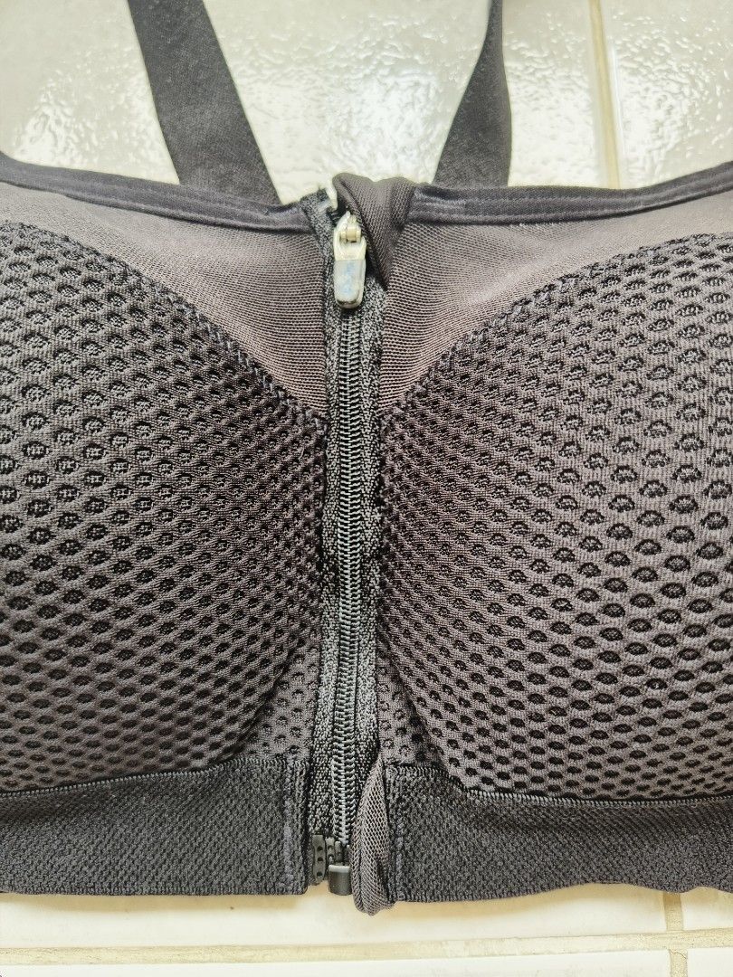 Sloggi Basic spoty bra (Category: Activewear) located in Kuala Lumpur. Submitted by mrsboi (Listing ID 1380113747, Image 2). Description: size 80A as is front zip puller broken when unzip for posting pic 😔😆 will replace by zip puller, refer last pic.