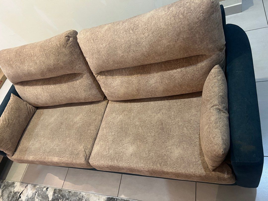 Sofas (Category: Sofas) located in Kuala Lumpur. Submitted by aizuddinfazreen (Listing ID 1380249069, Image 3). Description: Sofa 6 kaki panjang. Senang dibasuh jika kotor. Anti cakar ( rumah tiada kucing). Letgo nak tukar sofa baru.. .