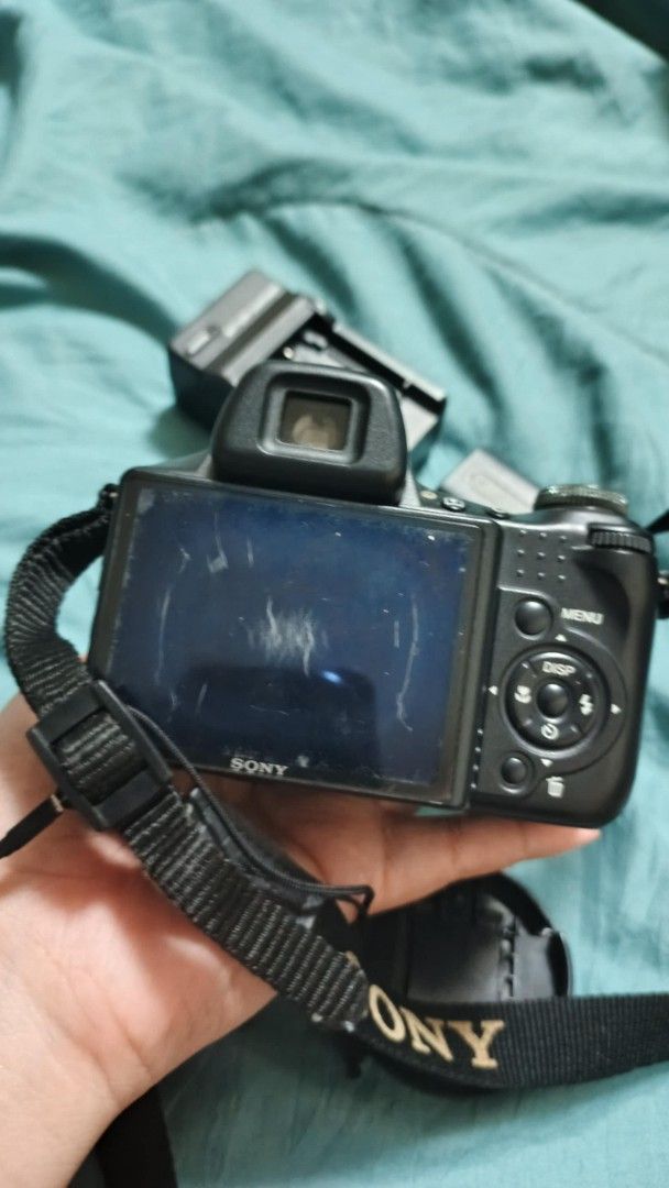 Sony dsc hx1 cybershot (Category: Cameras) located in Bulacan. Submitted by gratsy (Listing ID 1380215412, Image 3). Description: burned screen only hindi naman affected ang pictures..