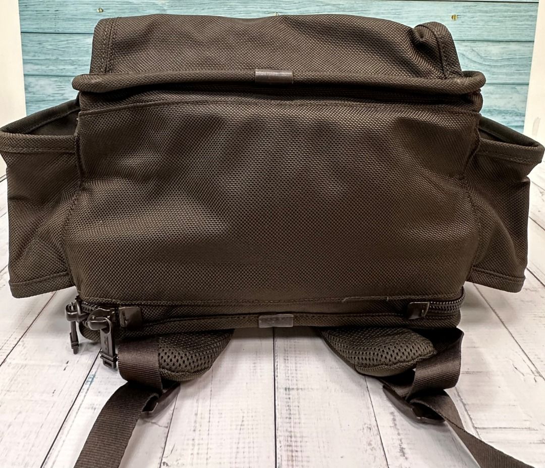 由 lovelyfa (刊登 ID 1380160153，圖片 3) 提交，位於 台中市 (Taichung) 的 TUMI 電腦包 背包 商務 筆電包 專櫃購入 正貨 二手 狀況良好 (台中可面交) (類別：筆記型電腦包包)，說明：當初為了去出差旅行買來裝筆電的，有 T-pass 功能 = 可直接拉開筆電隔層，攤平 180 度後過海關 X 光機，降低特意拿出筆電的損壞風險，也較省事省時。現在工作不需要帶筆電旅行，故釋出 ! 當初也只有坐飛機才會用到，一般工作時間不需要揹背包上下班。所以使用率也不會很高，只是拉鍊跟真皮部份，因爲長期使用會有掉漆等狀況。正面皮標沒有刻字，所以不用費事去換掉。行李牌上的紙有寫名字，黑筆的墨跡有透印到透明窗上，那個部份要換掉 ! 以上不介意的朋友再下單。謝謝 !(因為平台有照片數量限制，無法將產品細節一一呈現，請前往其他網站參考照片) 筆電隔層的兩個海綿都還在，海綿是用來配合各種不同尺寸的筆電，讓筆電在隔層裡面不會因為太小而大幅晃動，背包揹起來會比較輕鬆。小筆