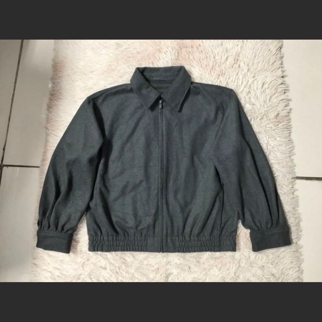 Uniqlo Brushed Jersey Blouson (Category: Coats, Jackets and Outerwear) located in Manila. Submitted by 99rocket (Listing ID 1380103283, Image 3). Description: Uniqlo Brushed Jersey Blouson Color: Dark Grey Width: 22 (Small on tag) Length: 22 Sleeve: 19.5 Shoulder: 18.5.