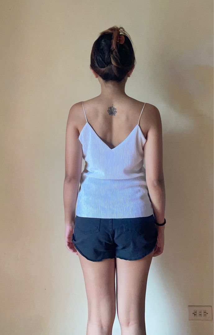 White Sleeveless Top (Category: Sleeveless) located in Caloocan City. Submitted by _declutterbym (Listing ID 1380178870, Image 2). Description: Can fit XS to Small.