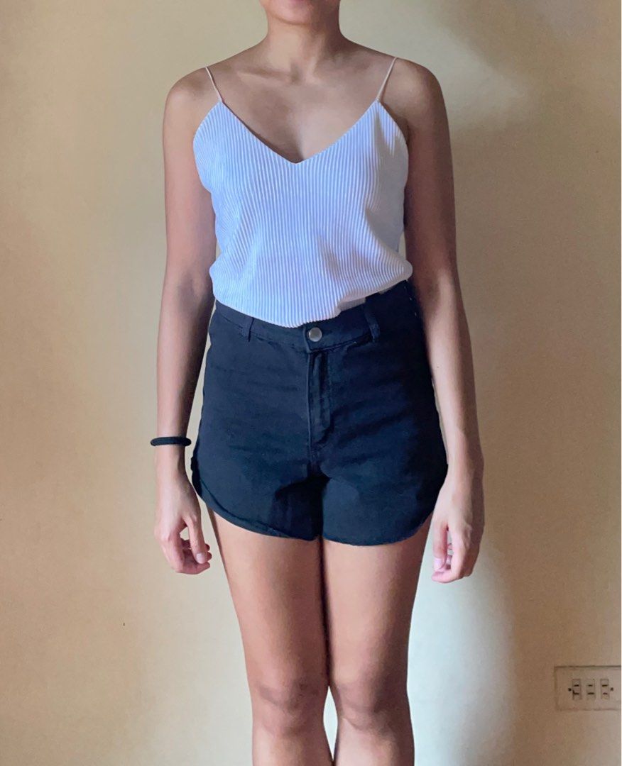 White Sleeveless Top (Category: Sleeveless) located in Caloocan City. Submitted by _declutterbym (Listing ID 1380178870, Image 3). Description: Can fit XS to Small.