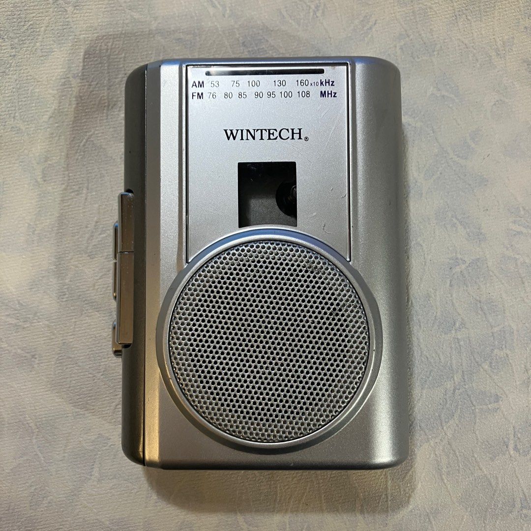 由 yoyo0144 (刊登 ID 1380120278，圖片 2) 提交，位於 新北市 (New Taipei) 的 【WINTECH 】日本隨身聼卡帶式收錄放音機送耳機和充電線 (類別：可攜式音響設備)，說明：✅日本販賣，二手保存良好，錄音帶功能正常，內置大型揚聲器，喇叭出力加大，聲音清晰嘹亮 ✅外觀如圖實拍，外觀稍有使用痕跡，完美主義者請繞道 ✅送高級耳機和充電線 👍用行充或手機充電器5v接到送的充電線即可當CD隨身聽變壓器 商品特色： ◆AM/FM 收音功能 ◆卡帶播放功能 ◆卡帶錄音/放音 ◆具耳機插座 ◆單鍵錄音 ◆內/外置MIC卡帶錄音 ◆內置電源揷孔 ◎顏色：銀黑色 ◎電源：3號電池2顆或用充電線當變壓器 ◎消秏功率:0.9W ◎額定電壓:3V ◎尺寸：長12X寬9.2X高3.8 cm 。