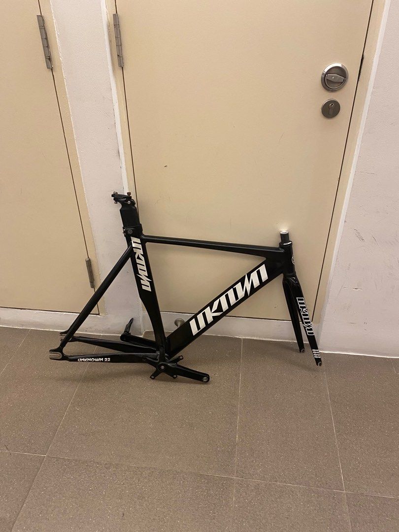 wts unknown singularity frameset fs (Category: Bicycles) located in Singapore. Submitted by shaqboi (Listing ID 1380241324, Image 1). Description: unknown singularity frameset size 52-53 includes frame fork seatpost headset will clean up before selling.