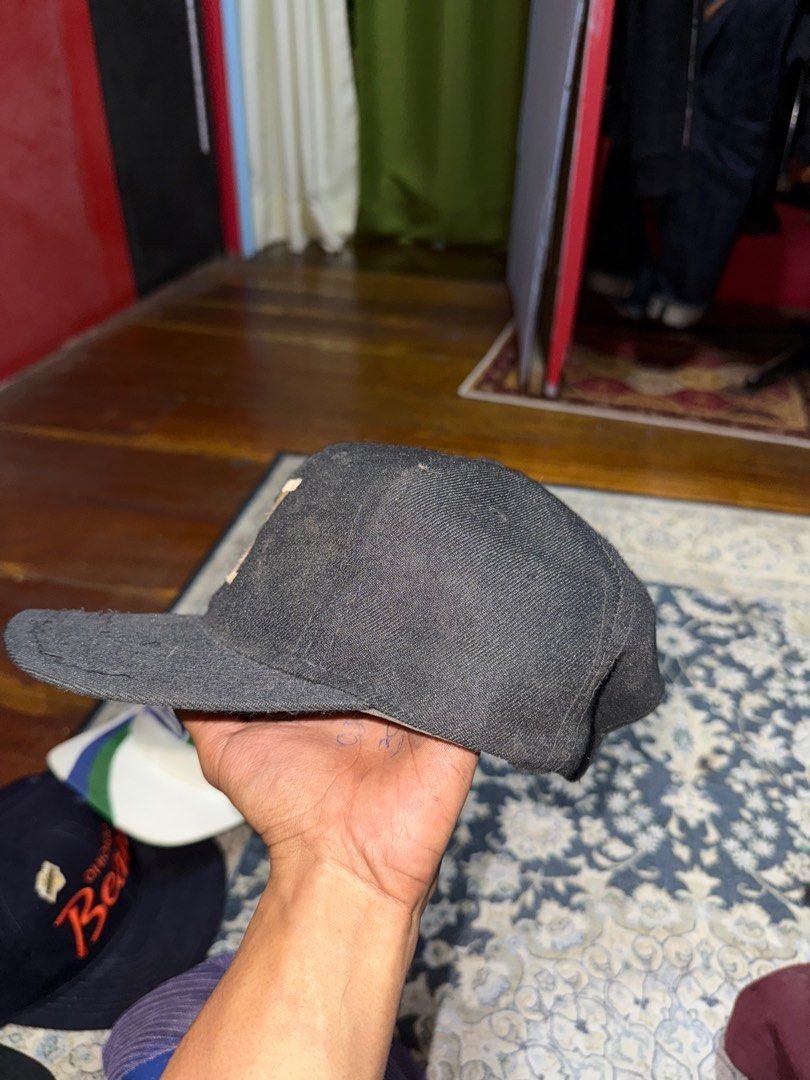 X malcom (Category: Cap & Hats) located in Klang. Submitted by GON_COLLECTION (Listing ID 1380102309, Image 2). Description: -Snapback ada crack -under brim benang putus - tulang dalam sedikit koyak ‼️ Jualan urgent ‼️ .