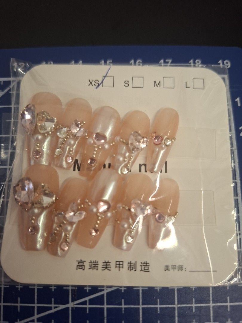 由 a78756522029825 (刊登 ID 1380144419，圖片 1) 提交，位於 台中市 (Taichung) 的 Xs碼穿戴甲 (類別：美甲、手部保養)，說明：因為要搬家 穿戴甲買太多佔空間所以便宜賣 每種都只有一副❣️需要近看歡迎私聊。