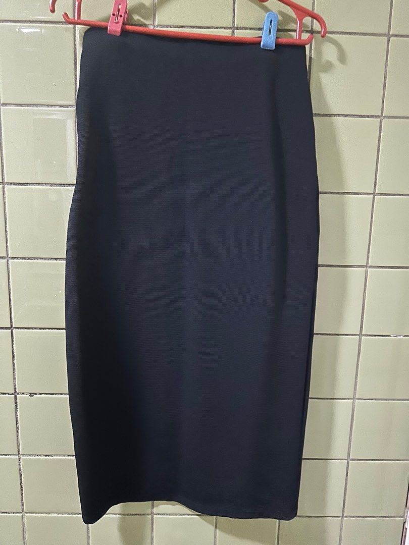 Zara Black Midi Skirt with Front Slit (Category: Skirts) located in Manila. Submitted by minniemuse (Listing ID 1380185561, Image 2). Description: Brand: Zara Color: Black Size: Small (Stretchy Fabric) Style: Midi Skirt with Front Slit RFS: decluttering unused items.