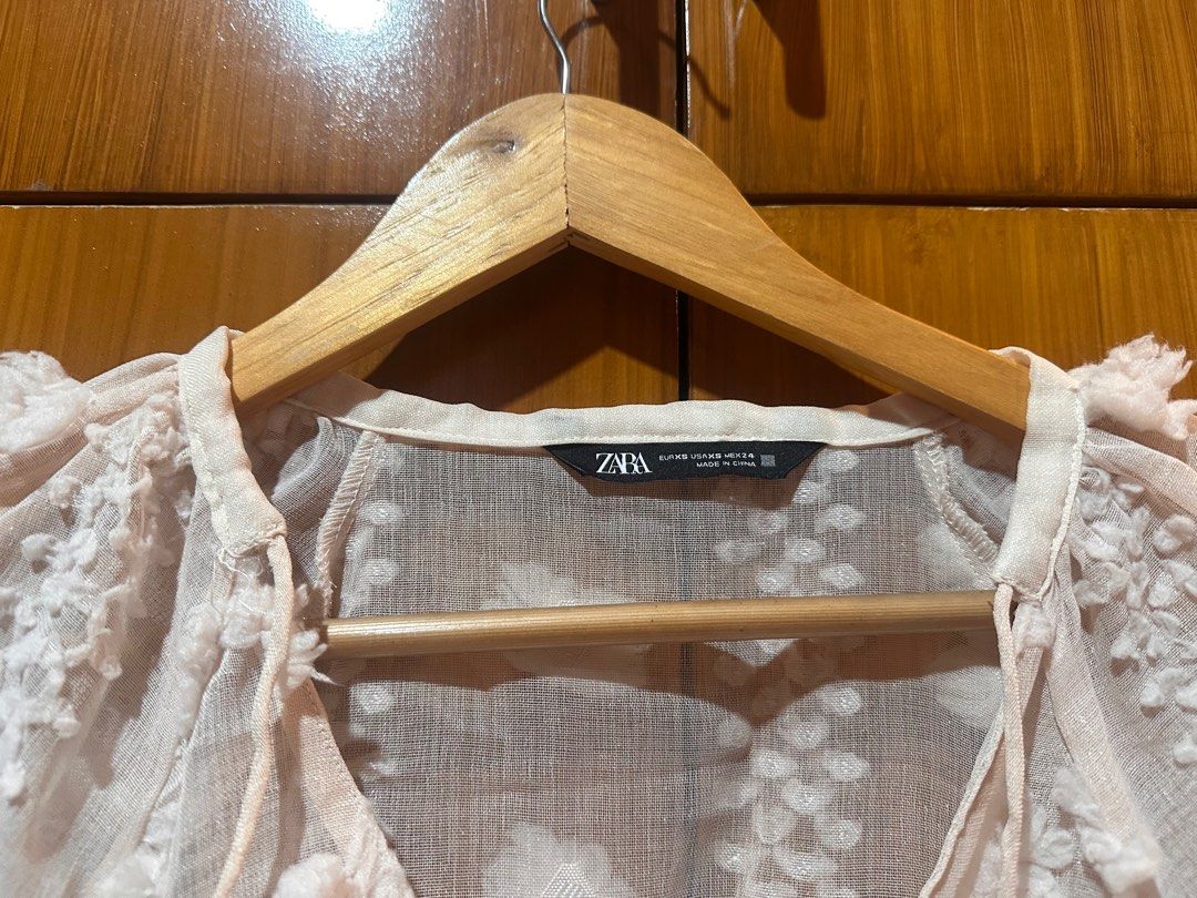Zara Floral Cover up (Category: Longsleeves) located in Iloilo. Submitted by chringgg (Listing ID 1380103848, Image 2). Description: •accidentally removed the tag but this has never been used!! :> • xs on tag but can fit til medium •great for beach cover ups •store bought — retails 2300+ •selling only 1000 •no haggling pls • sf+160 rfs: need funds for my upcoming trip.