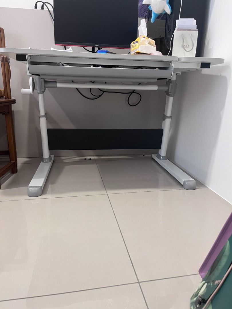 由 mirandavsk65100 (刊登 ID 1380447578，圖片 1) 提交，位於 台北市 (Taipei) 的 9成新的樂澄成長型書桌 (類別：桌子)，說明：商品使用保護得宜，可以現場看書桌。自取地點 :桃園龜山區長慶三街。購買贈成長椅(整套)。 不含運費。。