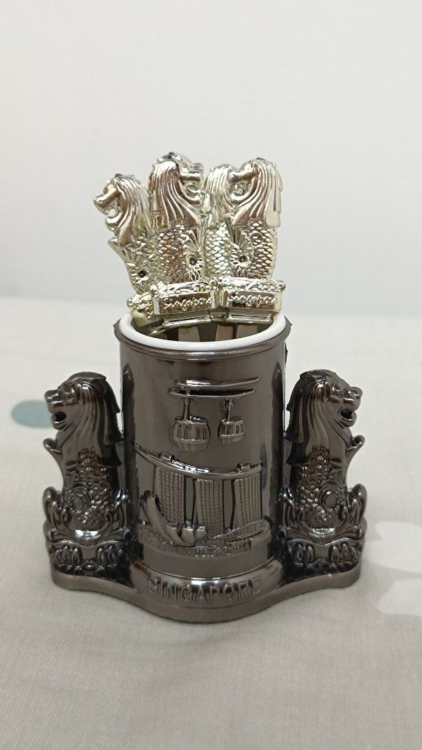 由 roger0125r76515 (刊登 ID 1380304374，圖片 1) 提交，位於 新北市 (New Taipei) 的 新加坡魚尾獅叉子組（新加坡購入） (類別：餐具和餐具)，說明：家裡用不太到故售出。