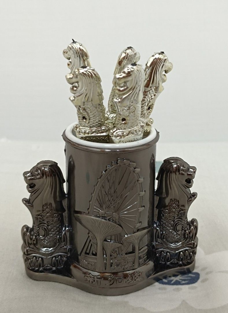 由 roger0125r76515 (刊登 ID 1380304374，圖片 2) 提交，位於 新北市 (New Taipei) 的 新加坡魚尾獅叉子組（新加坡購入） (類別：餐具和餐具)，說明：家裡用不太到故售出。