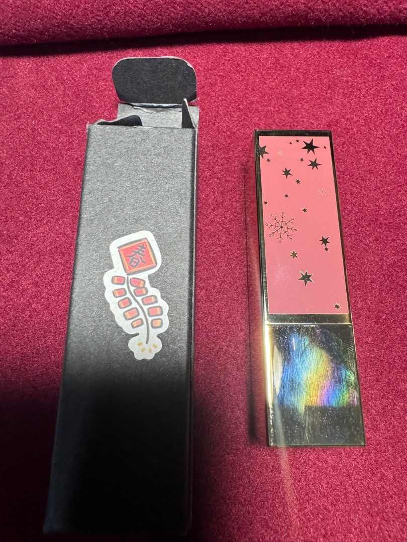 由 s13579wr (刊登 ID 1380339005，圖片 2) 提交，位於 苗栗縣 (Miaoli) 的 雅詩蘭黛口紅 (類別：化妝品)，說明：正品。剛買來。沒使用。顏色買重複了。廉讓。只有打開來拍照。