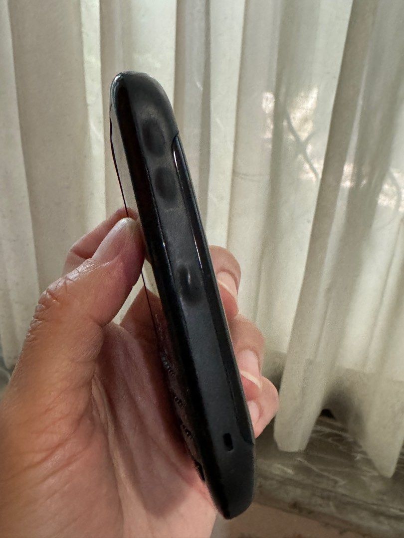 由 yifen93 (刊登 ID 1380349055，圖片 3) 提交，位於 高雄市 (Kaohsiung) 的 裝飾用黑莓機｜已完全無法使用 (類別：其他手機)，說明：2010在美國購買 螢幕左上角有一道刮痕 電池已膨脹取出，無法開機 收藏裝飾用。