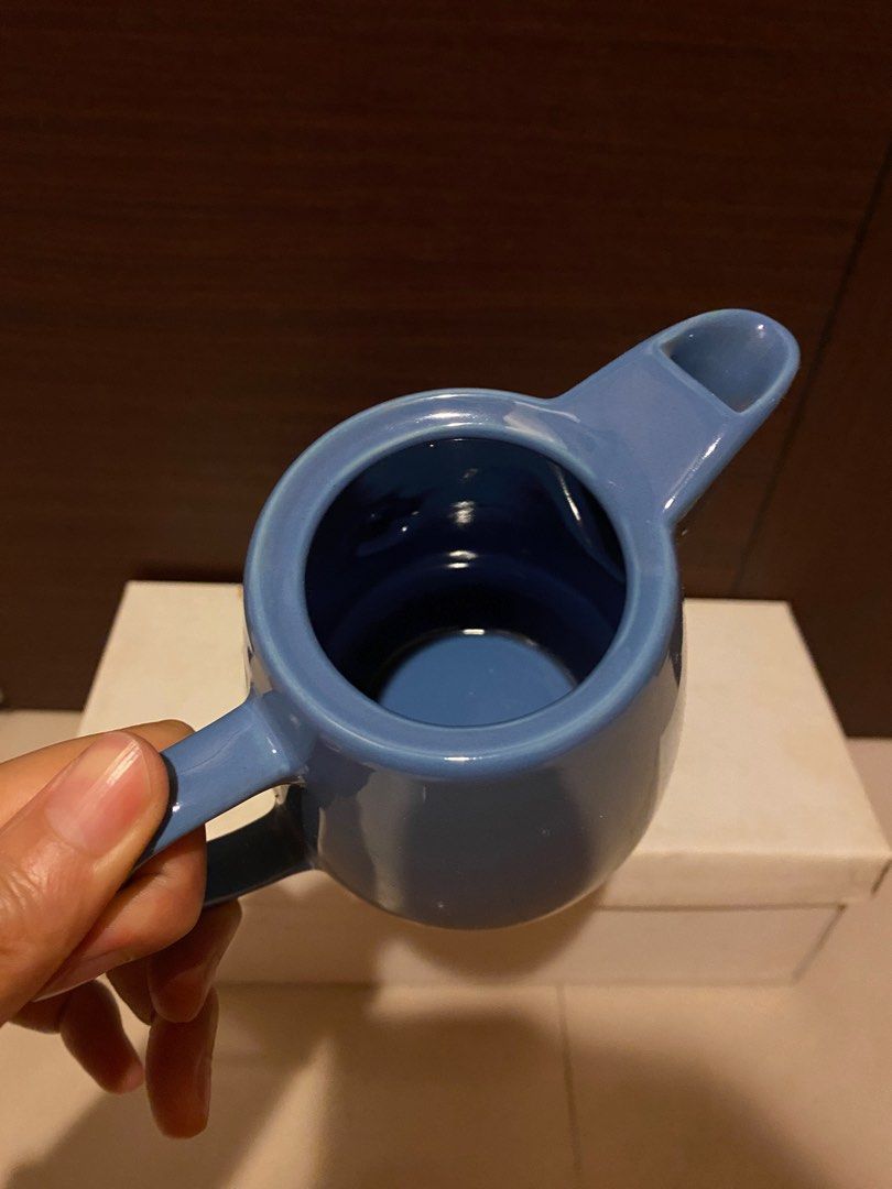 由 CHICHI (刊登 ID 1380416561，圖片 3) 提交，位於 宜蘭縣 (Yilan) 的 阿拉丁神燈💙陶瓷茶具👀藍色小精靈🫖下午茶/茶器茶壺茶杯杯子 (類別：茶具配件)，說明：沒有使用過，只是因為年代久遠，杯頂緞帶是金鵝黃色💛，非常可愛☺️拿來擺著賞心悅目。