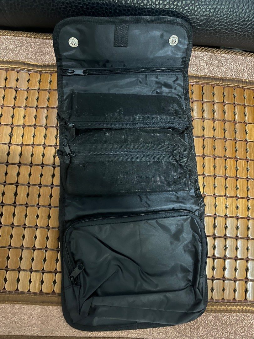 由 jy_shop_ (刊登 ID 1380445448，圖片 2) 提交，位於 桃園市 (Taoyuan) 的 小型外出收納包 (類別：收納箱及袋)，說明：沒用過，適合外出收納，夾層很多 二手售出不退換。