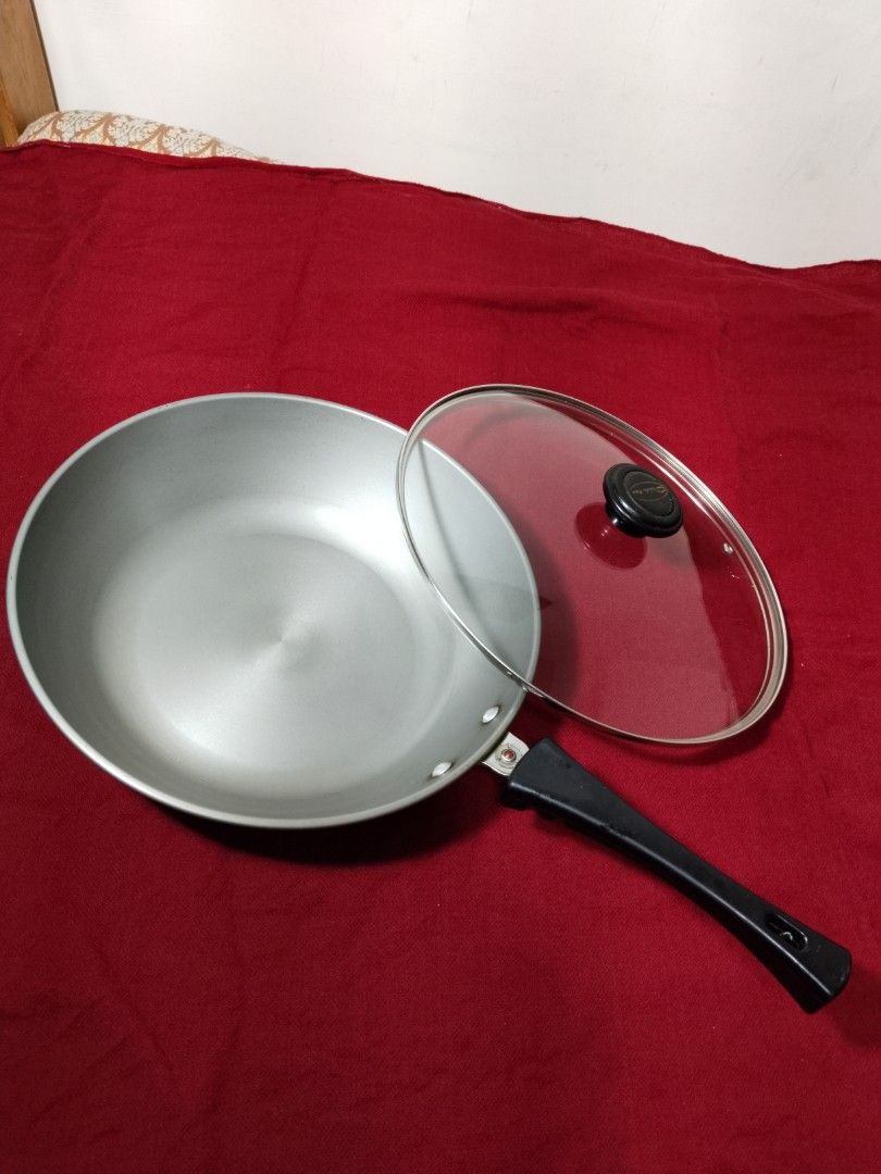 由 a0907689768 (刊登 ID 1380456363，圖片 1) 提交，位於 新北市 (New Taipei) 的 炒菜鍋 (類別：炊具及配件)，說明：直經28公分。