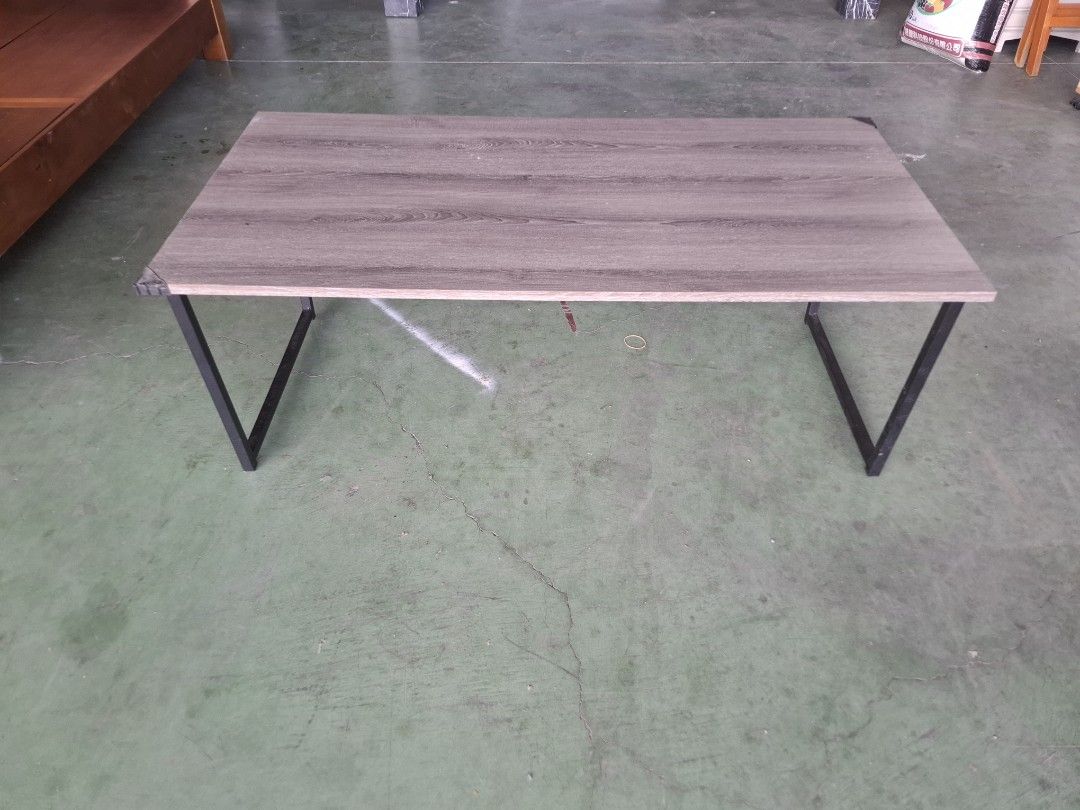由 065928888 (刊登 ID 1380345250，圖片 1) 提交，位於 台南市 (Tainan) 的 台南二手家具 閣樓 工業風 茶几 （限自取） (類別：桌子)，說明：120×60×45cm 9:00-17:00星期一公休 💥廠址 新化竹子腳168之30號對面 官網 Google 搜尋 閣樓二手家具 有更多商品可供流覽 FB: 搜尋 台南二手家具閣樓有更多超值商品 Google : 二手家具倉庫新化.閣樓二手家具 Google :新化竹子腳168之30 正對面 不定期出清商品🙏 ⚠️不可議價⚠️ ‼️未滿3000限自取‼️ ✅️滿3000可配送 --運費另計--- 東區 .新化.新市 永康 運費250 山上.楠西.玉井 運費1000 南區. 安平區 安南區 運費 800 湖內.茄萣.路竹 運費800 學甲 .佳里 運費1000 高雄.嘉義 運費2000 台中.彰化 運費3000。