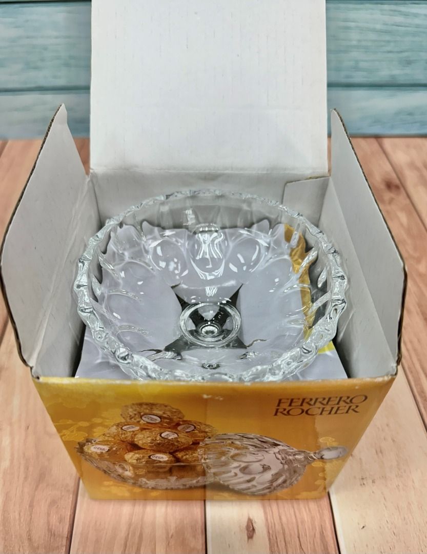 由 lovelyfa (刊登 ID 1380424533，圖片 2) 提交，位於 台中市 (Taichung) 的 金莎玻璃收納罐 擺飾罐 玻璃罐 糖果罐 全新未使用 含外包裝盒 (類別：食物整理及儲存)，說明：尺寸：以下層容量為主 開口寬度約內徑9.5公分 底部約5.5公分 ; 含蓋高總約14公分，不含蓋約6.8公分（手工測量方式以實體為主） 玻璃品質以實物為主 盒子上印有紅色緞帶在上方 實際上是沒有的 所以此交易不含緞帶 注意事項: 有問題歡迎聊聊 開箱時請錄影，以避免之後有爭議 因為拍照角度跟光線以及每台電腦顯示器的不同，而產生網頁上的圖片可能與實際產品有顏色上的差別，敬請見諒。 圖是實物照的(您收到的就是照片的那個) ，有任何疑問請下單前問清楚，可以依據要求多拍其他角度照片，售出後不接受以任何理由退換貨，可接受再下單喔。謝謝~~ 非企業經營賣家，暫無提供發票。